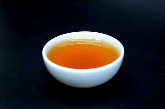 但對(duì)于大多數(shù)普通茶友來(lái)說(shuō)，最直觀辨別普洱茶，紅茶，綠茶的區(qū)別是：品嘗茶的味道